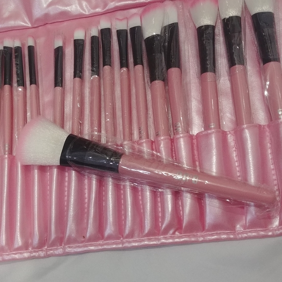 New, sealed professional 32 piece cosmetic makeup brush set w/pink roll tie case - Picture 5 of 6
